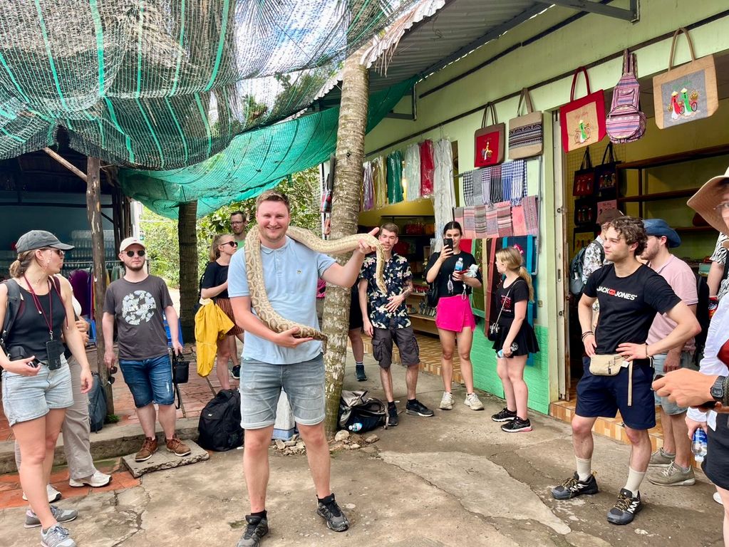 Slang knuffelen bij de Mekong rivier